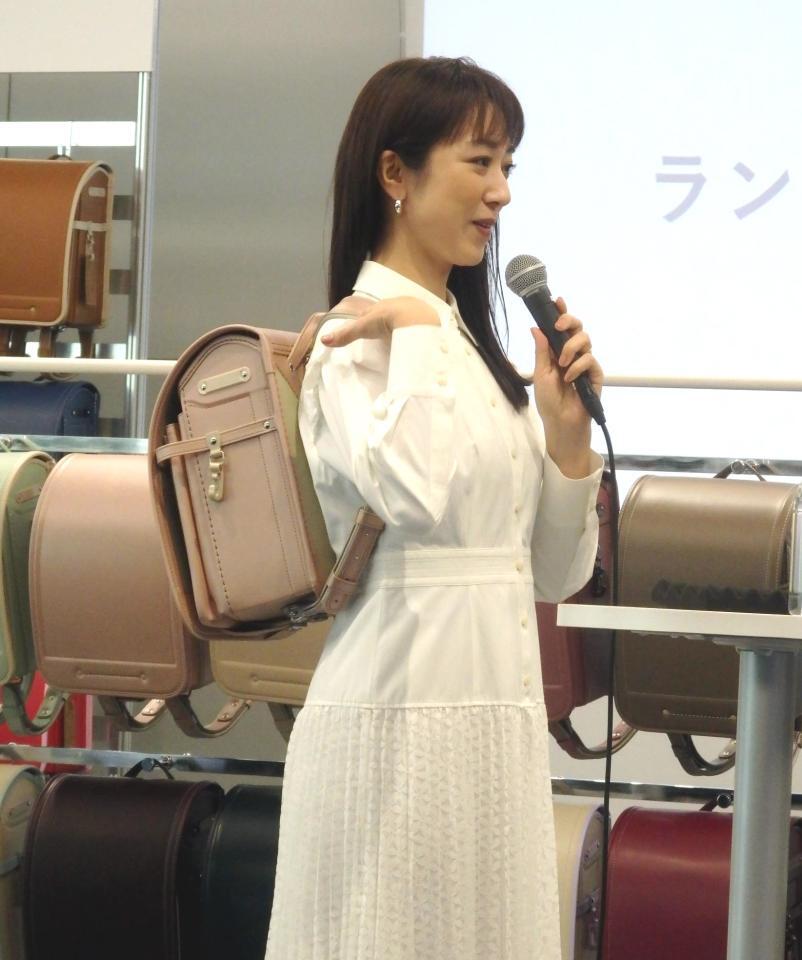 　ランドセルを背負う川田裕美アナウンサー