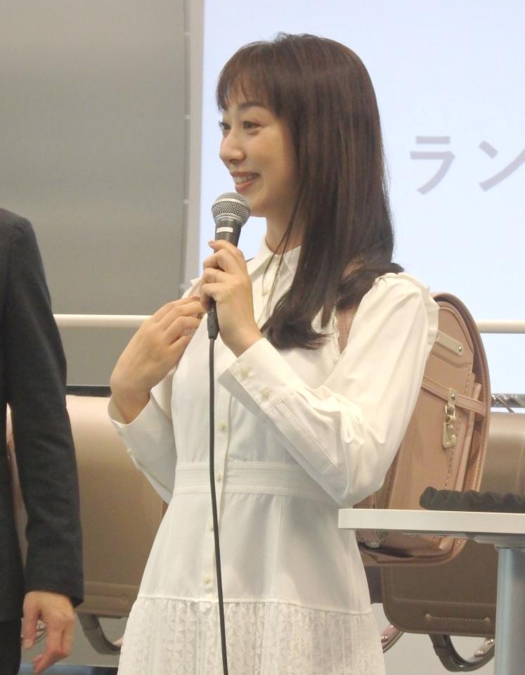 　ランドセルを背負う川田裕美アナウンサー