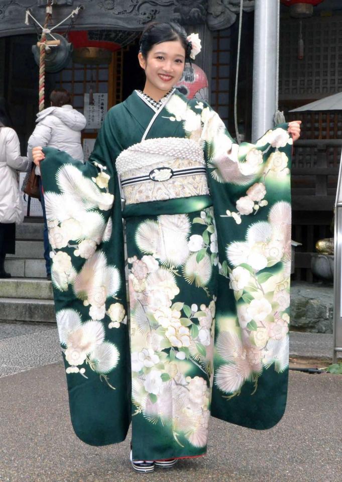 　振り袖姿を披露した山﨑玲奈