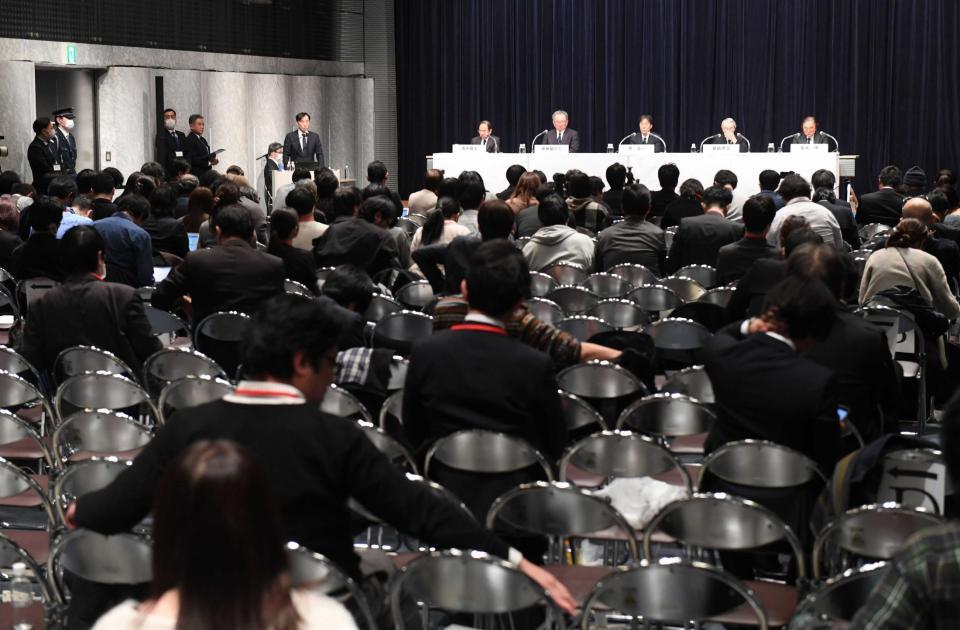 　会見が長時間におよび、空席が目立つようになった記者席＝２７日