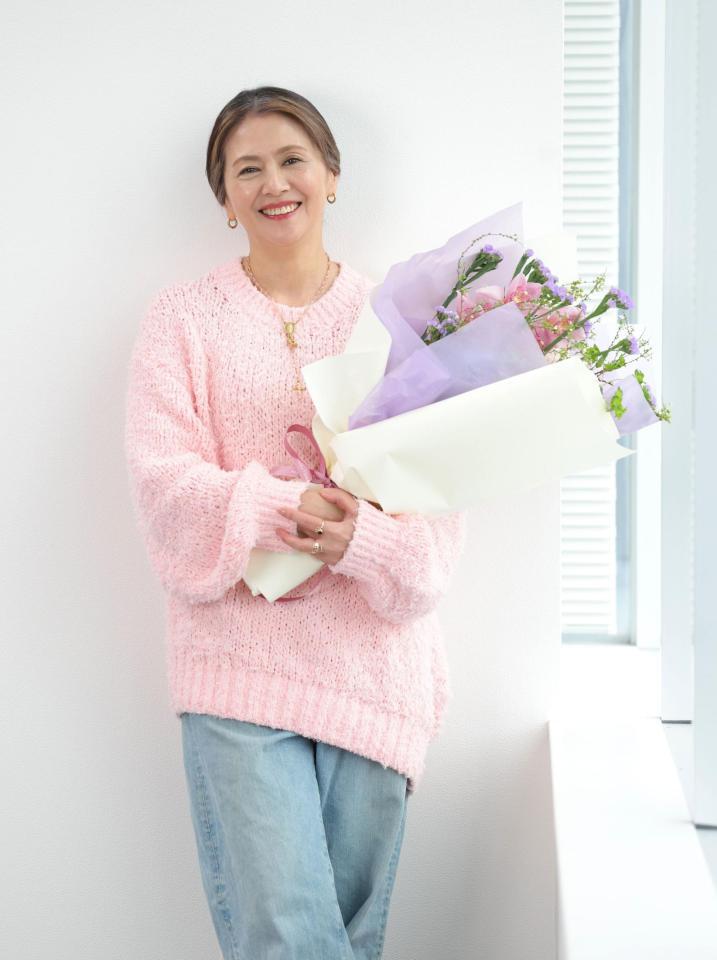 　花束を手に笑顔を見せる小泉今日子（撮影・西岡正）