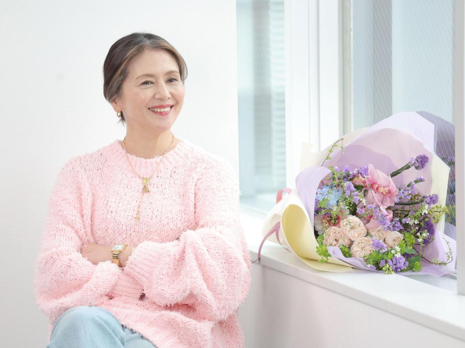 　助演女優賞を受賞し、笑顔を見せる小泉今日子（撮影・西岡正）