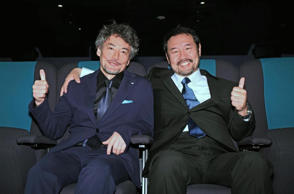 　Ｗ受賞を喜ぶ山口馬木也（左）と安田淳一監督（撮影・金田祐二）