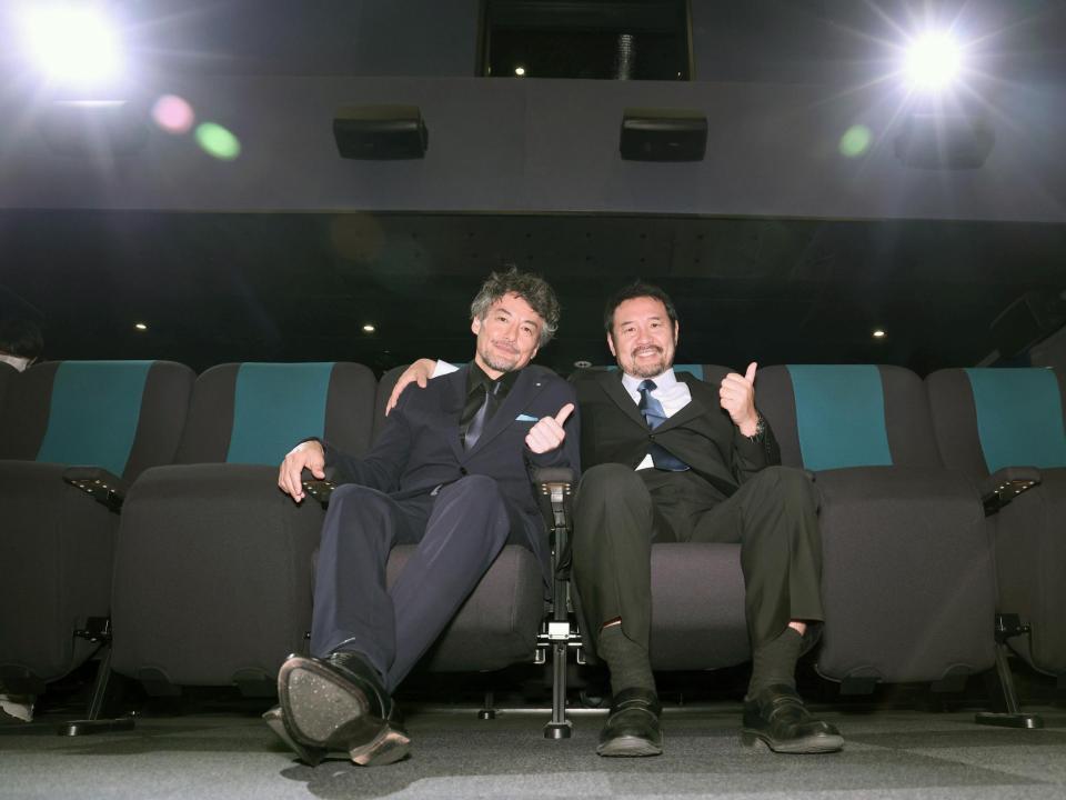 　Ｗ受賞を喜ぶ山口馬木也（左）と安田淳一監督（撮影・金田祐二）