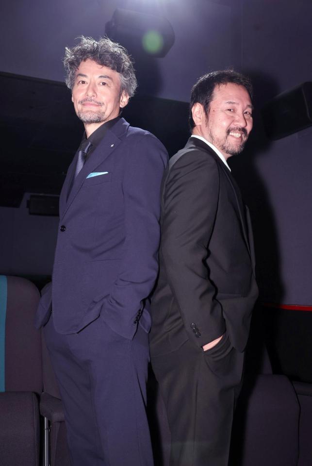 　Ｗ受賞を喜ぶ山口馬木也（左）と安田淳一監督（撮影・金田祐二）