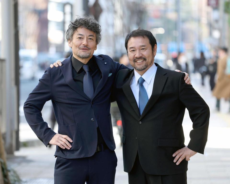 　主演男優賞の山口馬木也（左）と作品賞の安田淳一監督（撮影・金田祐二）