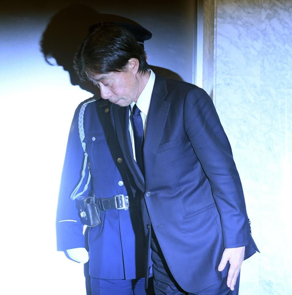 　一礼し会場を後にするフジテレビの港浩一社長（撮影・佐々木彰尚）