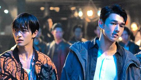 　ダブル主演の吉澤要人（左）と木下暖日＝映画「ＢＬＵＥ　ＦＩＧＨＴ～蒼き若者たちのブレイキングダウン～」から