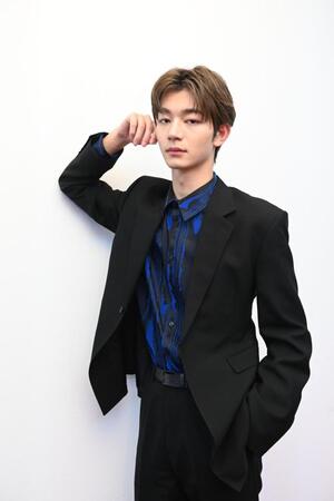 　カッコ良くポーズを決める吉澤要人（撮影・園田高夫）