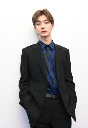 　ポーズをとる吉澤要人（撮影・園田高夫）