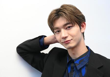 　カメラに向かってほほえむ吉澤要人（撮影・園田高夫）