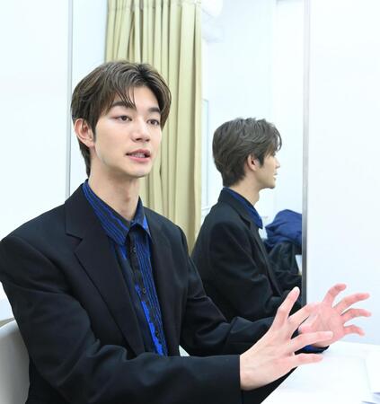 　撮影の苦労話を話す吉澤要人（撮影・園田高夫）