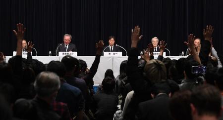 　会見する（左から）フジテレビの清水賢治新社長、遠藤龍之介副会長、港浩一社長、嘉納修治会長、フジ・メディアＨＤの金光修社長＝２７日