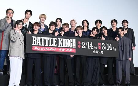 　ポーズを決める（前列左から）小川史記、ＯＮＥ　Ｎ’ＯＮＬＹの関哲汰、上村謙信、高尾颯斗、山下永玖、草川直弥、沢村玲ら６人と武藤潤、（後列左から）瀧川元気監督、曽野舜太、大槻拓也、野瀬勇馬、高尾楓斗、森愁斗、西山潤、小南光司、簡秀吉（撮影・園田高夫）