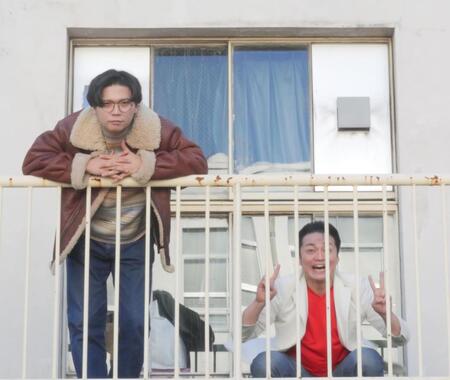 　ジャンプをする直前のケビンス・山口コンボイ（右）と仁木恭平