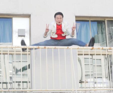 　写真撮影のシミュレーションで驚異的な高さのジャンプをした取材会に出席したケビンス・山口コンボイ