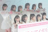 　インクで汚れた手をアピールしながら撮影に応じた可憐なアイボリー（前列左から）波左間美晴、河合ここゆ、寺本理絵、一ノ瀬直緒、高澤百合愛、（後列同）福田ひなた、土屋玲実、西原悠桜、永尾梨央、柴咲あかり、小田桐ななさ