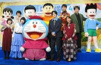 　完成報告会に登壇した（前列左から）寺本幸代監督、水田わさび、鈴鹿央士、藤本美貴（後列左から）かかずゆみ、木村昂、関智一