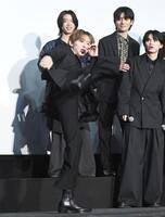 　アクションキングに選ばれハイキックを披露するＯＮＥ　Ｎ’ＯＮＬＹの山下永玖（撮影・園田高夫）