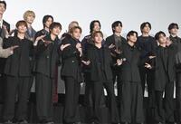 　ポーズを決めるＯＮＥ　Ｎ’ＯＮＬＹの（前列左から）関哲汰、上村謙信、高尾颯斗、山下永玖、草川直弥、沢村玲ら（撮影・園田高夫）