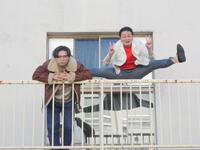 　抜群の身体能力で驚異的な高さのジャンプをしながら撮影に応じたケビンス・山口コンボイ（右）と仁木恭平