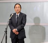 　会見で報道陣の質問に答えるフジテレビ・清水賢治新社長＝３０日（撮影・西岡正）