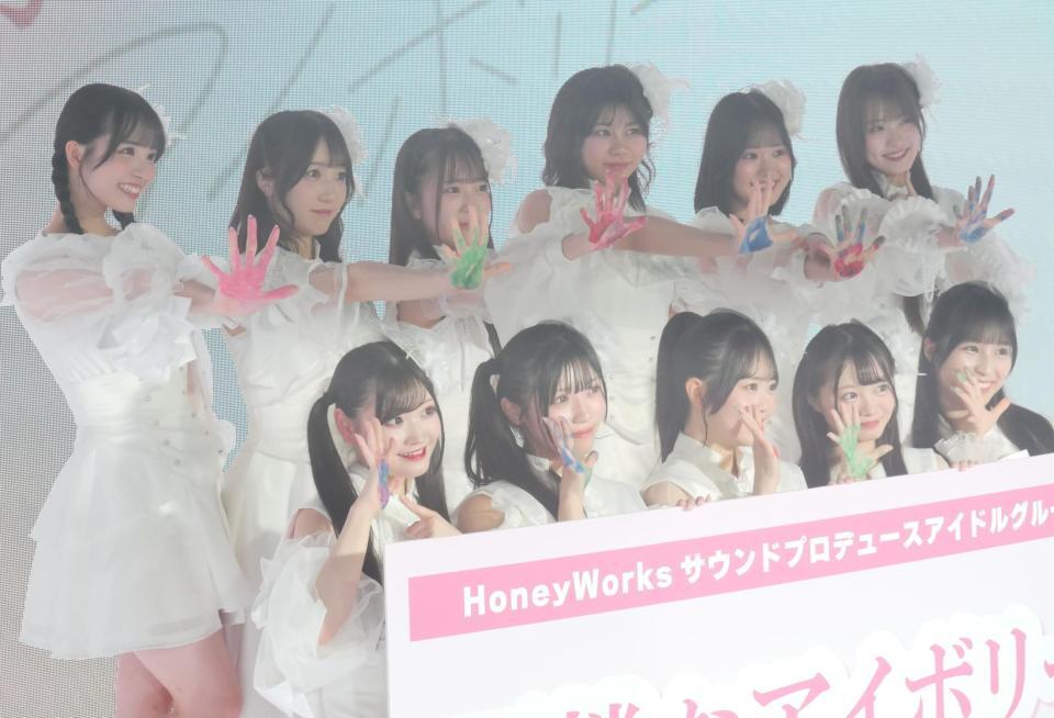 　インクで汚れた手をアピールしながら撮影に応じた可憐なアイボリー（前列左から）波左間美晴、河合ここゆ、寺本理絵、一ノ瀬直緒、高澤百合愛、（後列同）福田ひなた、土屋玲実、西原悠桜、永尾梨央、柴咲あかり、小田桐ななさ