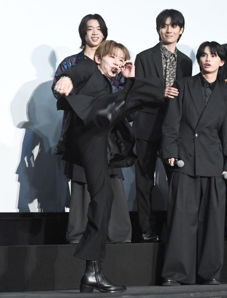 　アクションキングに選ばれハイキックを披露するＯＮＥ　Ｎ’ＯＮＬＹの山下永玖（撮影・園田高夫）