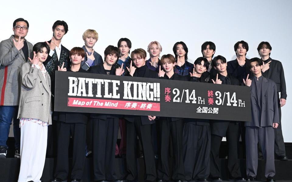 　ポーズを決める（前列左から）小川史記、ＯＮＥ　Ｎ’ＯＮＬＹの関哲汰、上村謙信、高尾颯斗、山下永玖、草川直弥、沢村玲ら６人と武藤潤、（後列左から）瀧川元気監督、曽野舜太、大槻拓也、野瀬勇馬、高尾楓斗、森愁斗、西山潤、小南光司、簡秀吉（撮影・園田高夫）