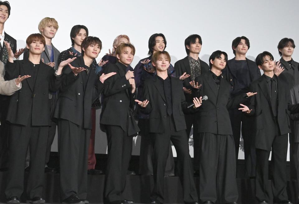 　ポーズを決めるＯＮＥ　Ｎ’ＯＮＬＹの（前列左から）関哲汰、上村謙信、高尾颯斗、山下永玖、草川直弥、沢村玲ら（撮影・園田高夫）