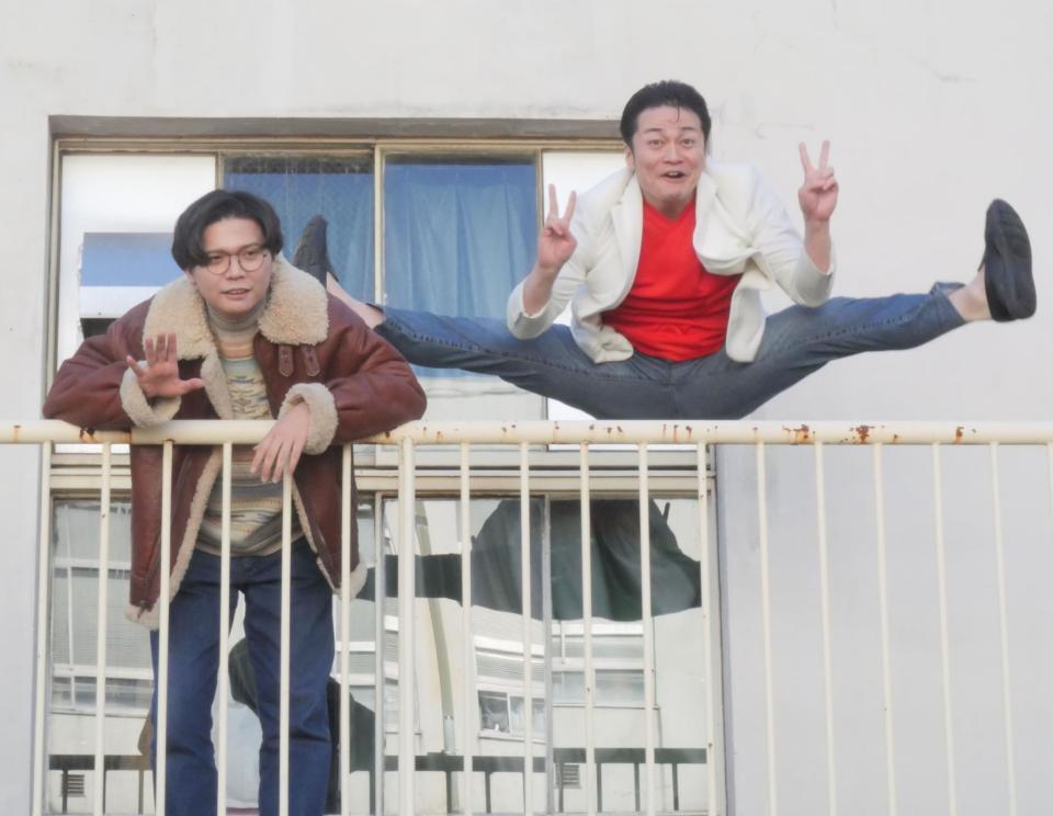 　抜群の身体能力で驚異的な高さのジャンプをしながら撮影に応じたケビンス・山口コンボイ（右）と仁木恭平