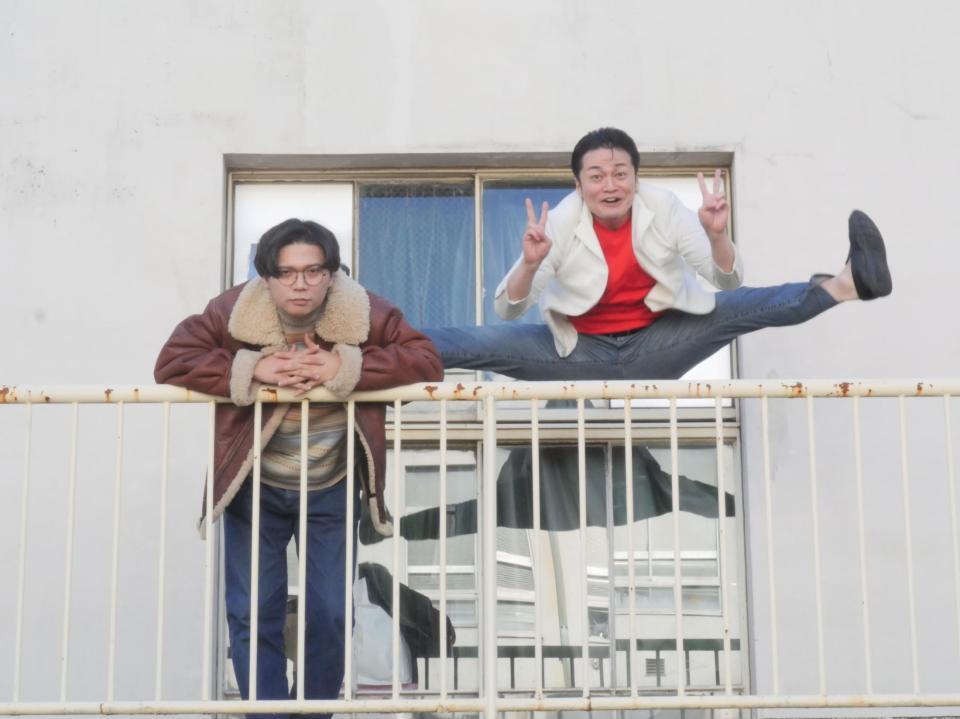 　抜群の身体能力で驚異的な高さのジャンプをしながら撮影に応じたケビンス・山口コンボイ（右）と仁木恭平