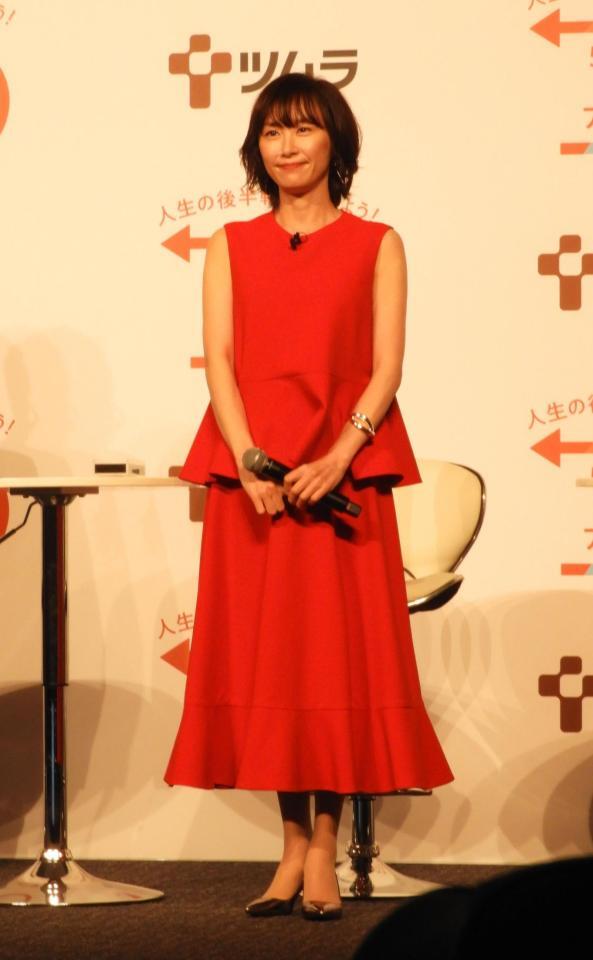 赤のワンピース姿で登場した山口もえ