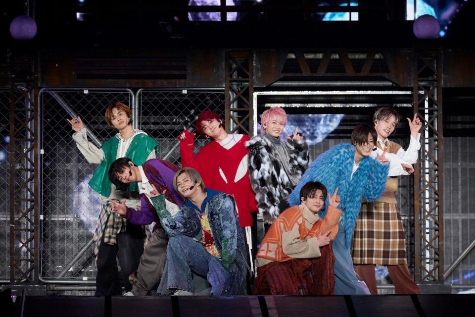 　ポーズを決める超特急