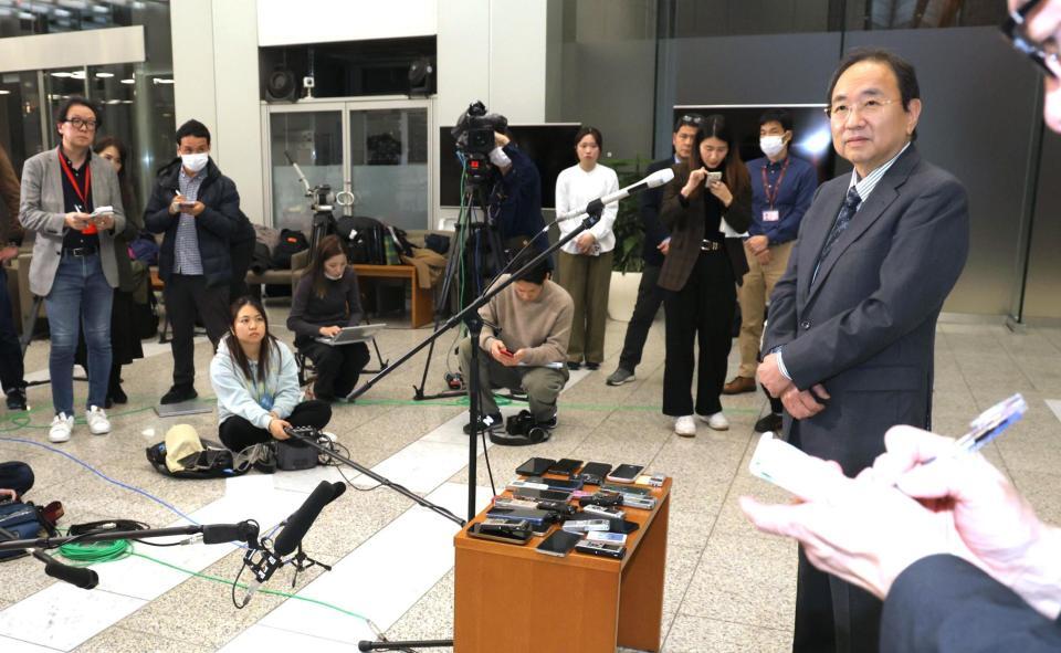 　報道陣に対応するフジテレビ・清水賢治新社長（右）＝撮影・西岡正