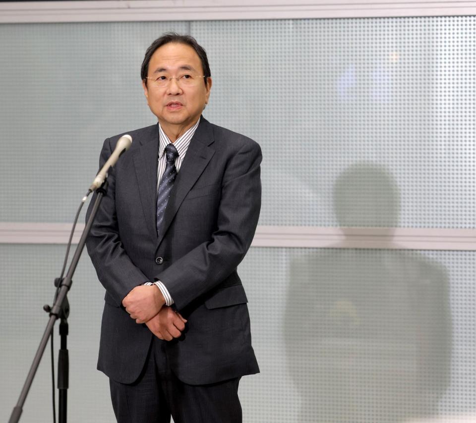 　会見で報道陣の質問に答えるフジテレビ・清水賢治新社長＝３０日（撮影・西岡正）