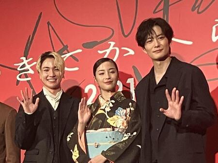 　映画「ゆきてかへらぬ」の完成披露舞台あいさつに登場した（左から）木戸大聖、広瀬すず、岡田将生