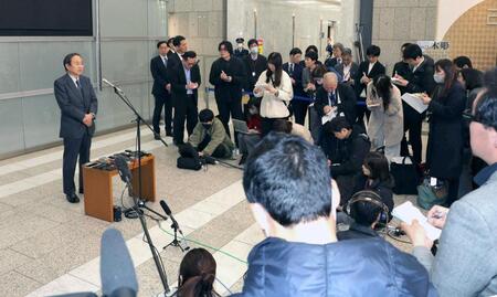 　報道陣に対応するフジテレビ・清水賢治新社長（撮影・西岡正）