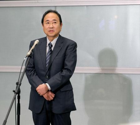 　会見で報道陣の質問に答えるフジテレビ・清水賢治新社長（撮影・西岡正）