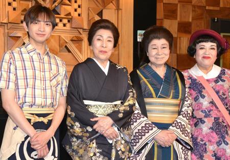 　二月新派喜劇公園「三婆」の囲み取材に登場した（左から）川﨑皇輝、波乃久里子、水谷八重子、渡辺えり