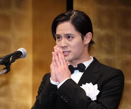 　受賞スピーチで涙を流す岡本圭人（撮影・金田祐二）