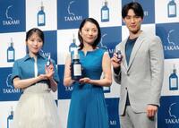 　新ＣＭ発表会に出席した（左から）松岡茉優、小池栄子、福士蒼汰