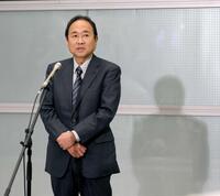 　会見で報道陣の質問に答えるフジテレビ・清水賢治新社長（撮影・西岡正）