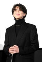 　舞台あいさつを行った吉野北人（撮影・佐藤厚）