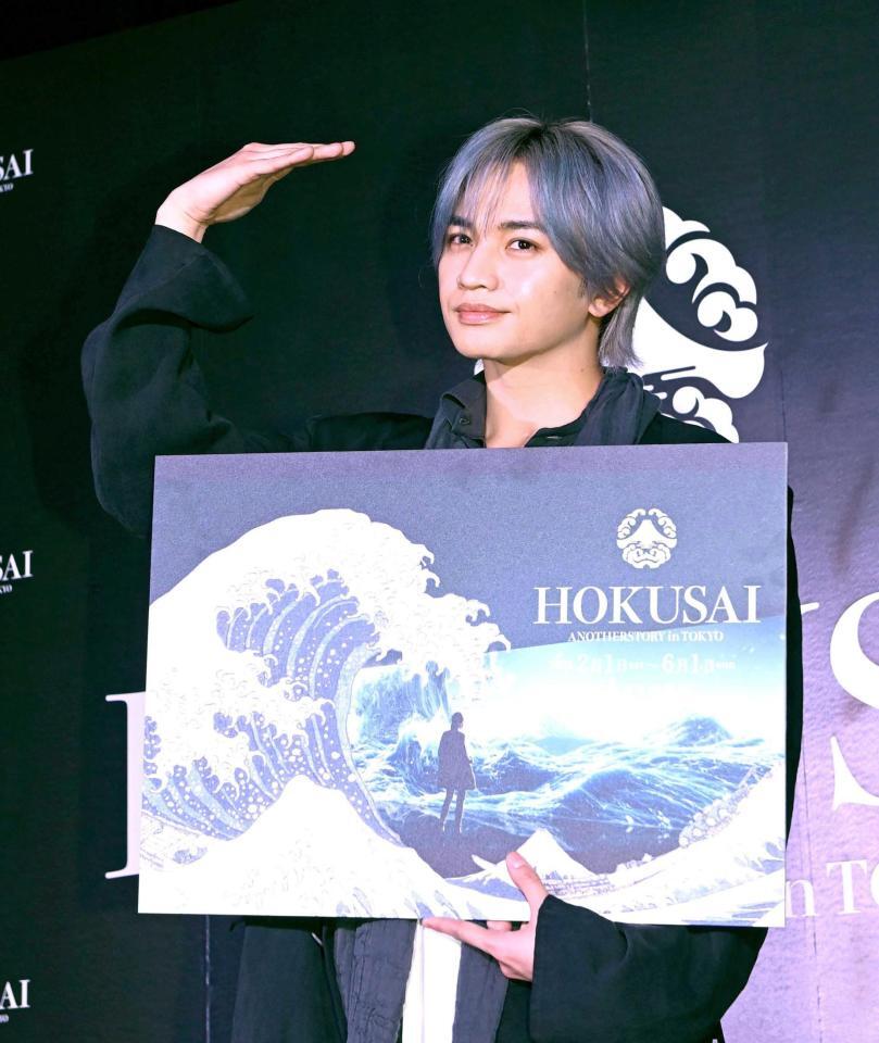 　波のポーズを決める中島健人（撮影・園田高夫）