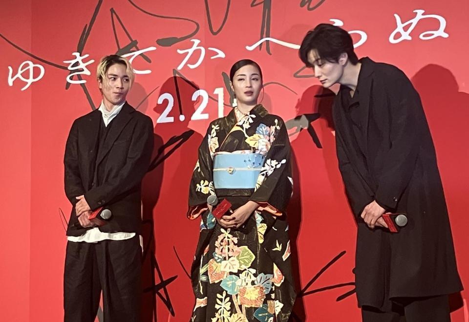 　映画「ゆきてかへらぬ」の完成披露舞台あいさつに登場した（左から）木戸大聖、広瀬すず、岡田将生