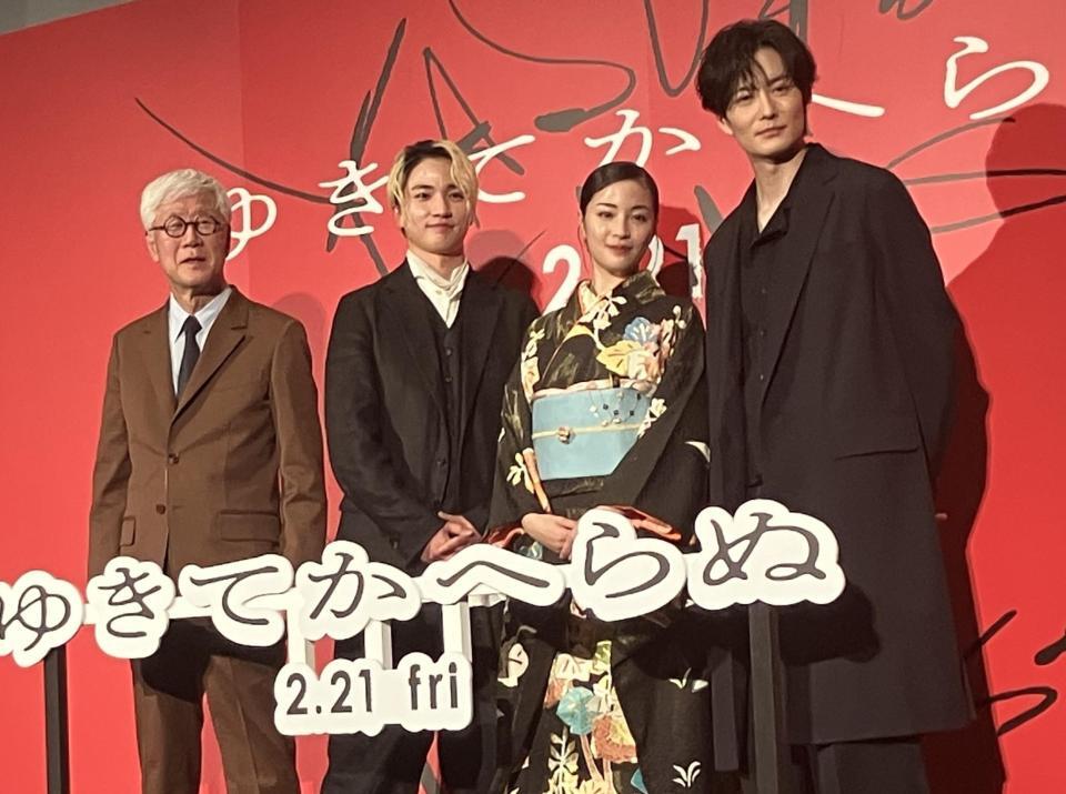 　映画「ゆきてかへらぬ」の完成披露舞台あいさつに登場した（左から）根岸吉太郎監督、木戸大聖、広瀬すず、岡田将生