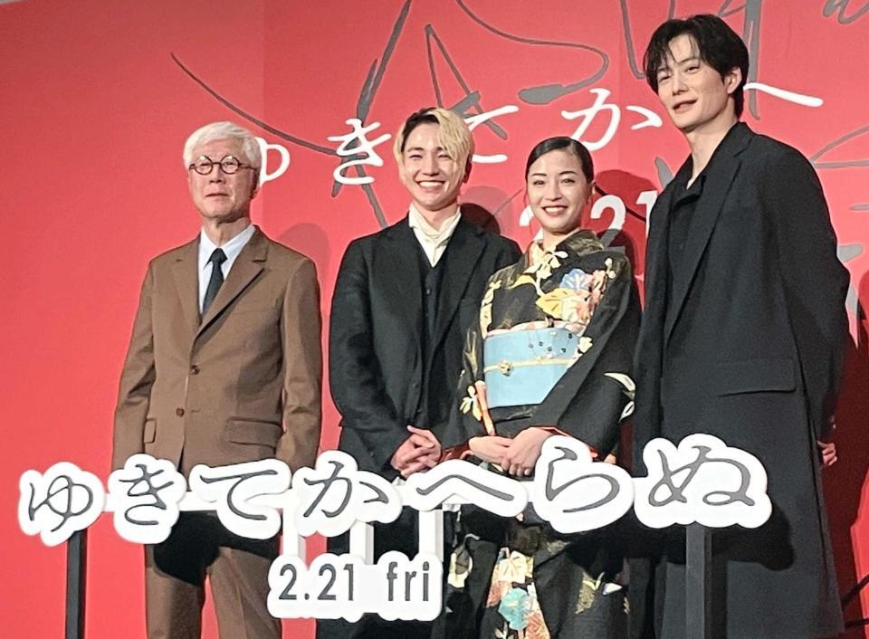 　映画「ゆきてかへらぬ」の完成披露舞台あいさつに登場した（左から）根岸吉太郎監督、木戸大聖、広瀬すず、岡田将生