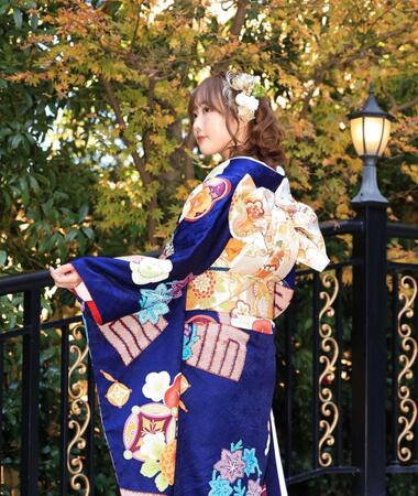 　華やかな晴れ着姿を披露する本田望結