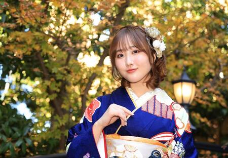 　晴れ着姿でほほえむ本田望結（撮影・金田祐二）